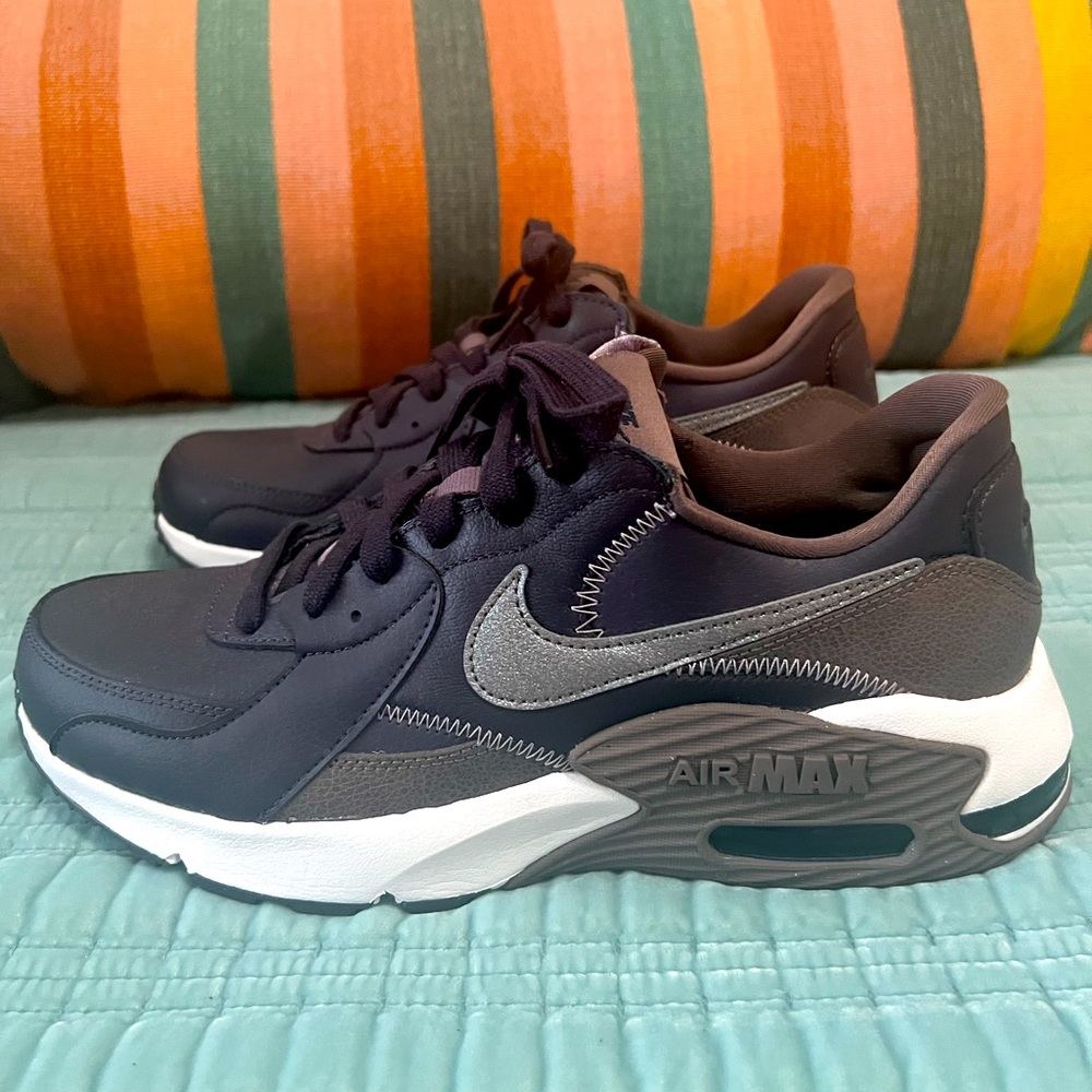 Women’s size 10,purple and silver Nike Air Max 90.